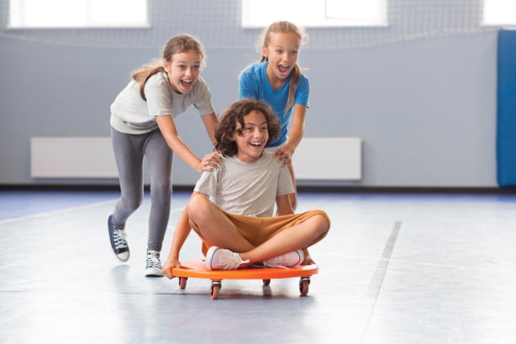 Kinder-BMI-Rechner: Perzentil nach WHO-Referenz berechnen Kinder haben Spaß beim Sportunterricht in der Halle