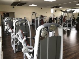 Überholter großer Technogym und L&K Kraft- und Cardio-Gerätepark (über 52 Geräte) aus Therapiezentrum