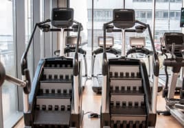 Life Fitness Powermill Stairclimber mit Discover Se Konsole ~ Software Update ~ Studio Logo ~ 19Zoll ~ 0% Finanzierung für Studios