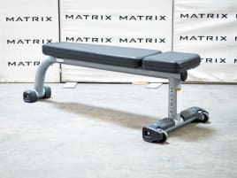 Matrix Fitness | Magnum Serie | Flat Bench (MG-A59) aus Studioauflösung | Iced Silver | 2016