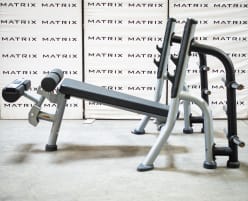 Matrix Fitness | Magnum Serie | Olympic Decline Bench (MG-A80) aus Studioauflösung | Iced Silver | 2016