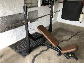 Schrägbank / Schrägbankdrücken / Bankdrücken / Gym / Fitness