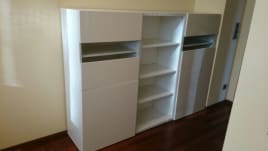 Sehr neuwertiges Regalsystem "Besta" mit integrierter Vitrine der Fa. IKEA, Cremefarben