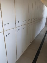 Gut erhaltene Umkleideschränke und - bänke aus Holz