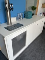 Getränkeanlage Tafelwasserstation von Trugge mit Unterschrank
