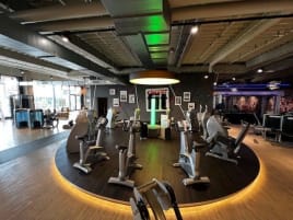 Milon strength and endurance circuit with 12 machines and light column
