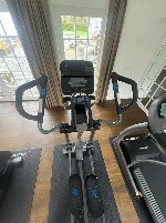 E5 TRACK CONNECT ADJUSTABLE-STRIDE ELLIPSEN CROSSTRAINER MIT TRACK CONNECT von Life Fitness