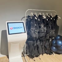 X Body kabeloses EMS System + 2 Akkus + 8 Westen