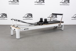 NPG Pilates-Reformer mit Metallkonstruktion und Holzelementen