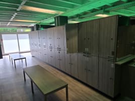 Umkleide ca. 400 Stk Spinde Holz mit Gantner Schloss ideal für Ihr Fitnessstudio / Fitness Club