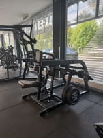 Hammer Strength Plate Loaded Seated Dip – Charcoal Frame / Dark Walnut Upholstery